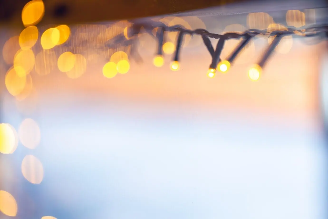 LED-Lichterkette mit Glühbirnen vor einem Bokeh-Hintergrund